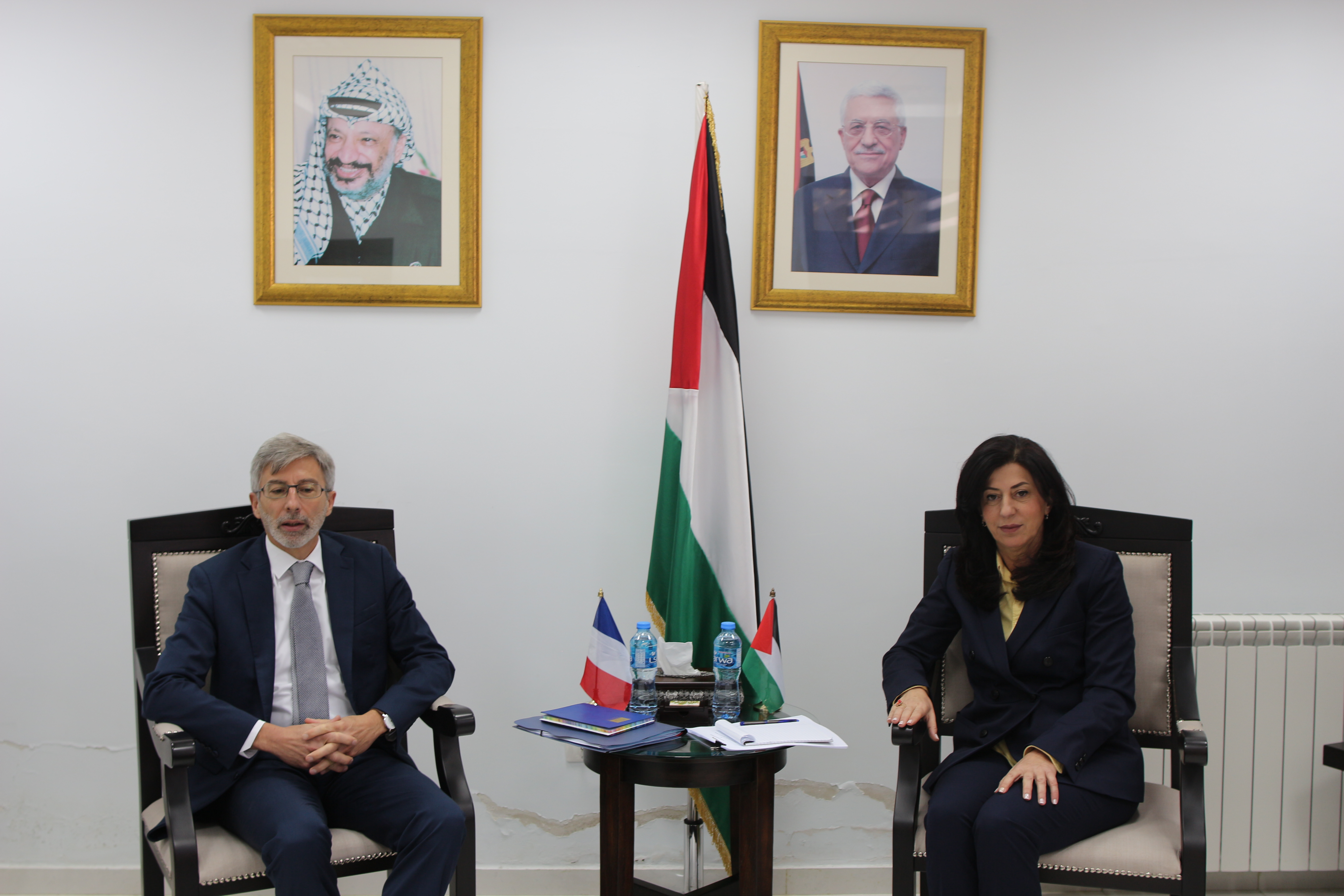 وزيرة الاقتصاد الوطني والقنصل العام الفرنسي يبحثان الترتيبات المتعلقة بتجديد البرتوكول المالي( المنحة الفرنسية)